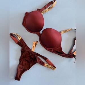 Stunning set by Victoria’s Secret